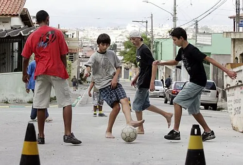 Conheça as regras não escritas do futebol de rua, mas que todo peladeiro sabe
