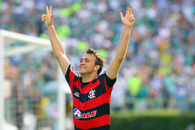 Em 2009, Petkovic deu show contra Palmeiras e o Flamengo entrava forte na briga por título