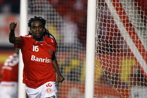 Pivô de erro grave em 2005, Tinga sente na pele a expulsão de Rodinei e a derrota do Inter: “Assalto, injusto”