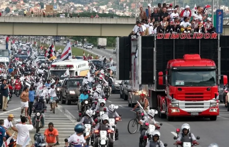 VÍDEO: O dia em que o São Paulo parou a cidade em sua chegada após o Mundial VÍDEO: O dia em que o São Paulo parou a cidade em sua chegada após o Mundial
