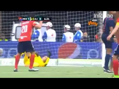 Vídeo: Pode isso, Arnaldo? Juiz se posiciona mal e faz gol na Colômbia