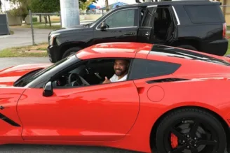 Adriano desfila com carro