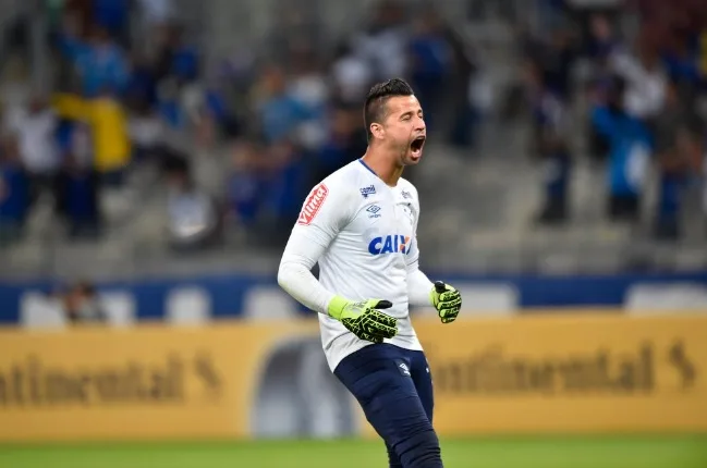 Internautas não perdoam e brincam com “calça legging” do goleiro Fábio no Cruzeiro