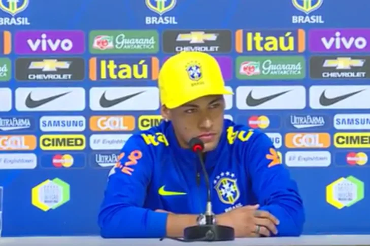 Neymar dá invertida em repórter que questionou seu comprometimento: “Olha no meu olho enquanto falo” Neymar dá invertida em repórter que questionou seu comprometimento: “Olha no meu olho enquanto falo”