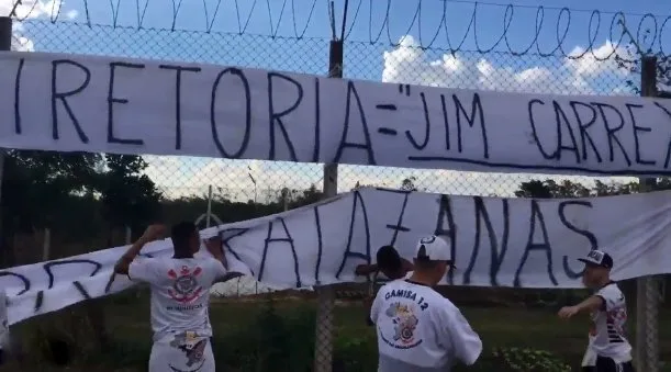 Protesto em CT do Corinthians vira piada após frase em cartaz: “Diretoria = Jim Carrey”