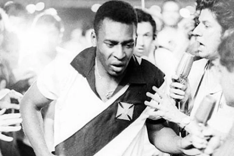 O rei Pelé já jogou com a camisa do Vasco; veja: