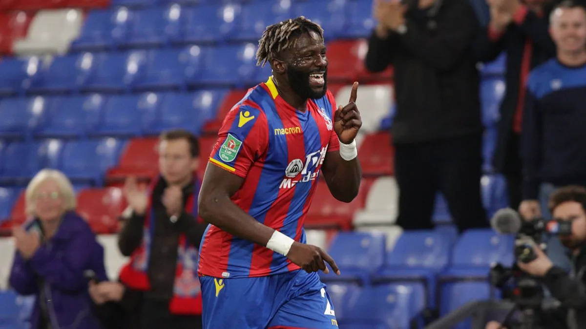 Atacante de clube inglês viraliza por imagem de Dragon Ball nas chuteiras