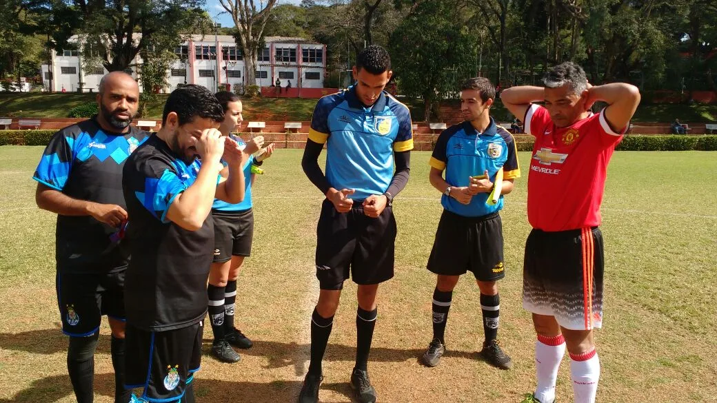 Deixou de ser goleiro para ser árbitro de futebol na várzea