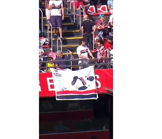 Bandeira homenageando jogador que desmaiou em apresentação no São Paulo em 1999 ‘viraliza’ na web; confira