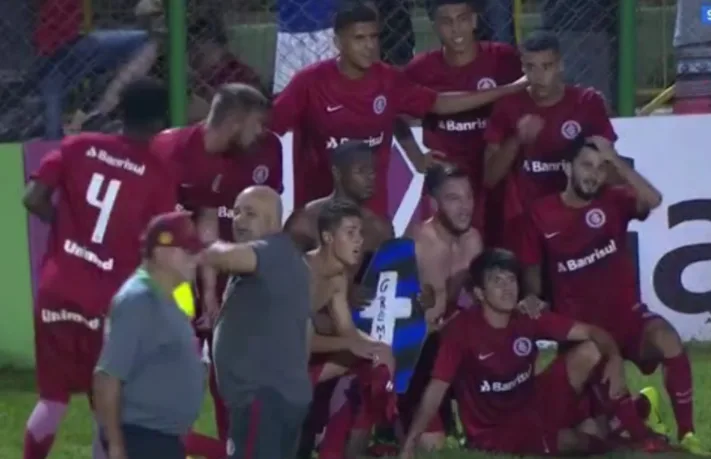 Zagueiro tenta impedir, mas caixão do Grêmio aparece em comemoração do Inter na Copa SP