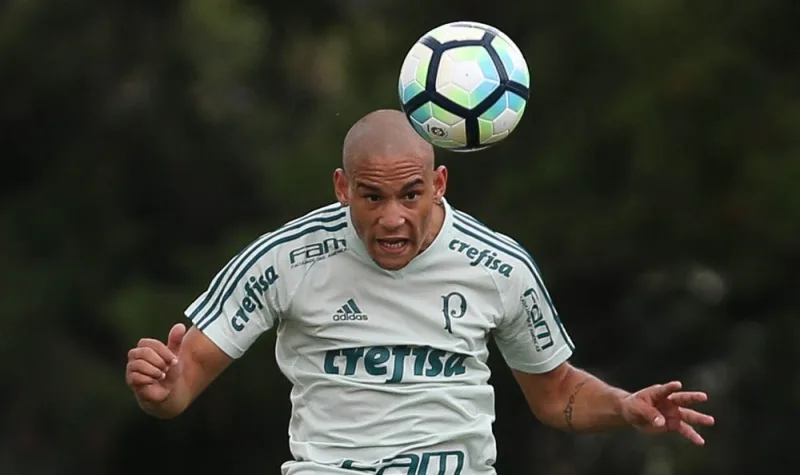 Palmeiras encaminha permanência de Gabriel Furtado e mais um