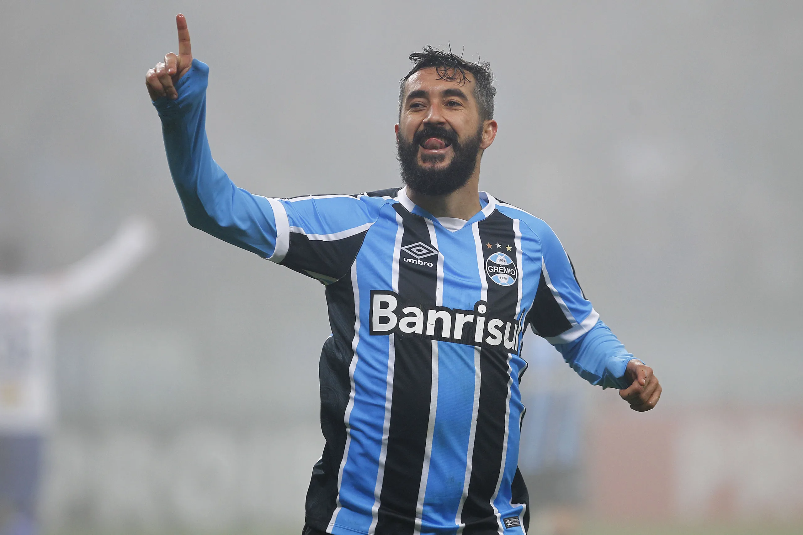 Após reaparecer no Grêmio, torcedor brinca com forma física de Douglas e meia rebate