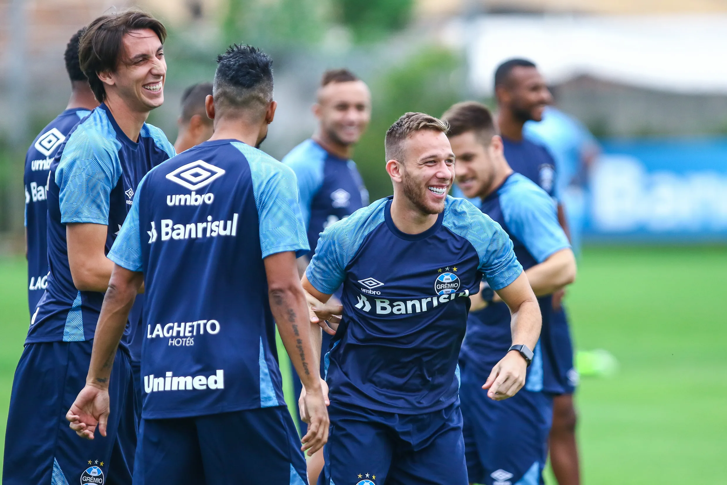 Com força máxima, Grêmio convoca 23 jogadores para jogo contra o Santos; confira