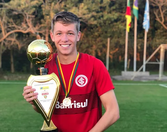 “CPF na nota” e “nossa casa”: zagueiro do Inter tira onda com o Grêmio após título como visitante