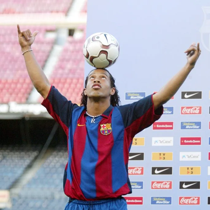 Há 15 anos atrás Ronaldinho Gaúcho era apresentado no Barça; confira como ele mudou a história do clube