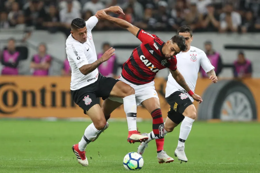 Pedrinho brilha, Corinthians elimina o Flamengo e está na final da Copa do Brasil