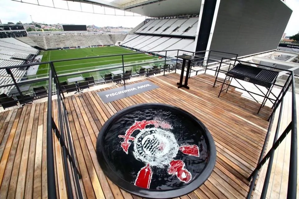 Corinthians inaugura novo camarote com piscina e vira piada na web: “Caixa d’água”