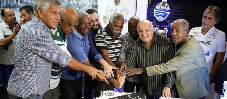 Ídolos do Santos, que jogaram com Pelé, também estão com pagamentos atrasados pelo clube, diz blog