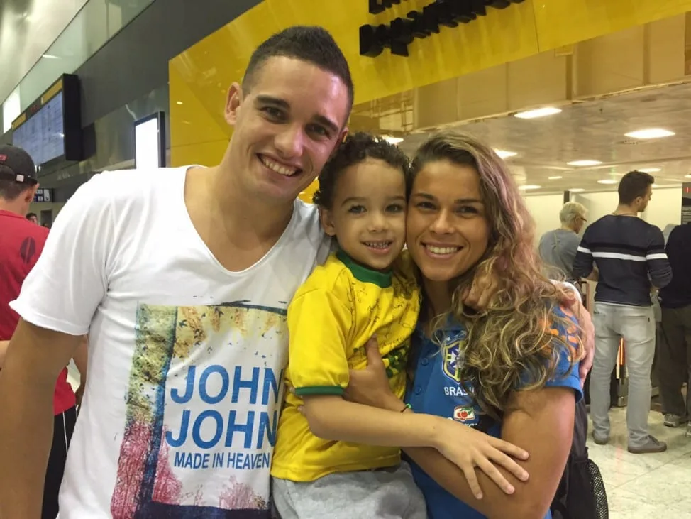 Mãe de Bernardo, Tamires já se afastou duas vezes do futebol; hoje brilha na seleção feminina