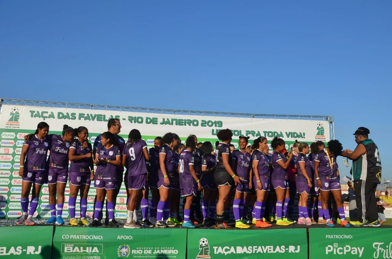 Curral das Éguas recebendo as medalhas de campeã da Taça das Favelas