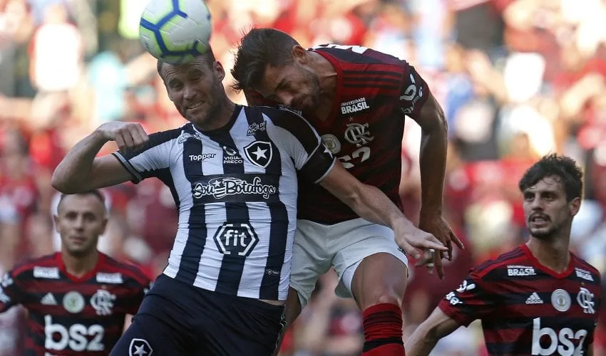 Torcedores do Botafogo ficam na bronca com a arbitragem após derrota para o Flamengo: “Roubados na cara dura”