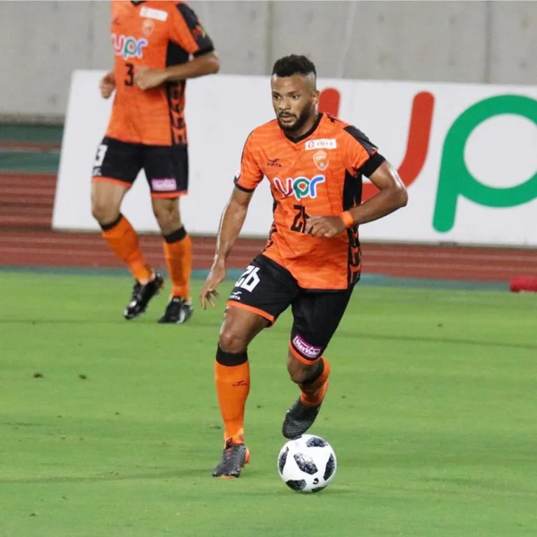 Se recuperando de lesão no Japão, ex-zagueiro do Palmeiras projeta retorno antes do prazo