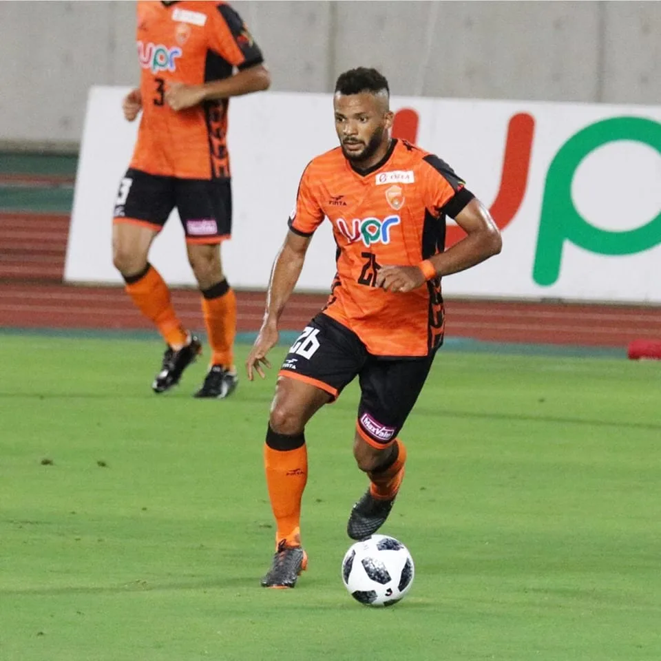 Se recuperando de lesão no Japão, ex-zagueiro do Palmeiras projeta retorno antes do prazo