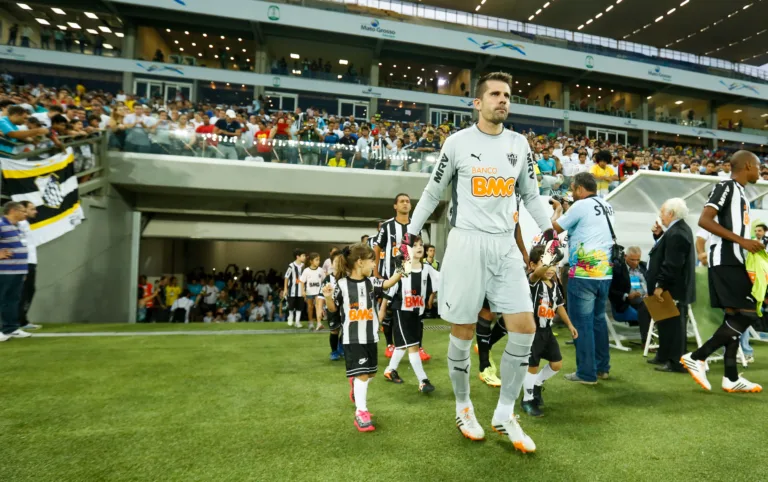 Formado em educação física, goleiro do Galo conquistou o coração da esposa com um cachorro
