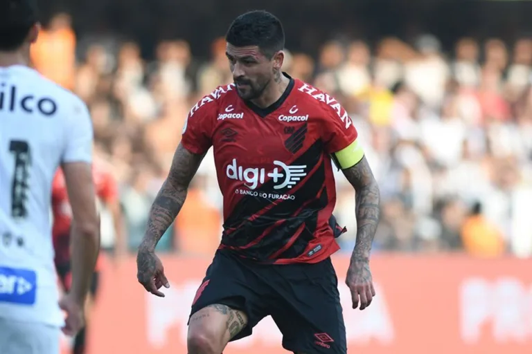 Com reservas, veja a provável escalação do Athletico Paranaense para enfrentar o Avaí no Brasileirão