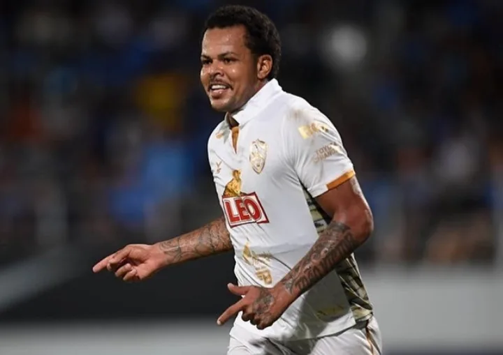 Bill deixou festas e se reaproximou da família por meio da cultura tailandesa