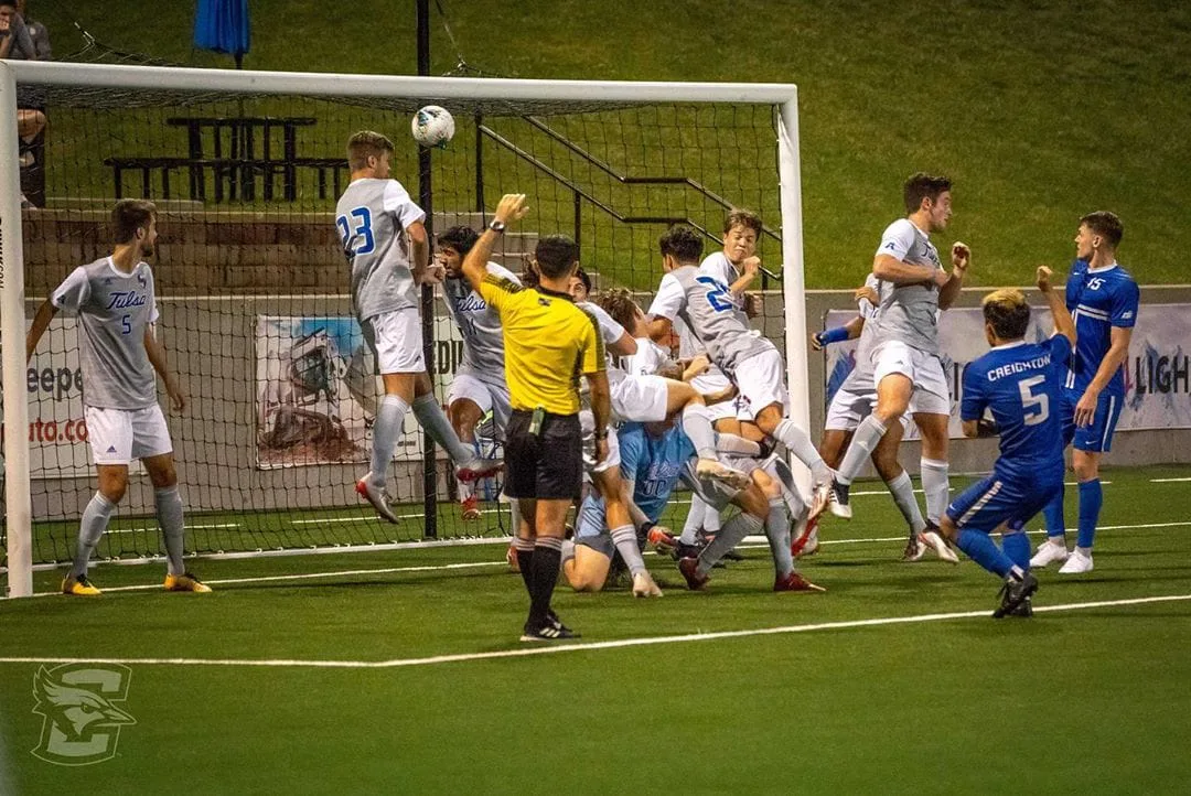 11 jogadores debaixo da trave e… o gol mais improvável que você verá o ano todo