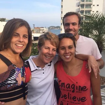 Aos 61 anos, mãe de comentarista Roger Flores inicia trajetória em novo esporte, acumula títulos e sonha com Mundial