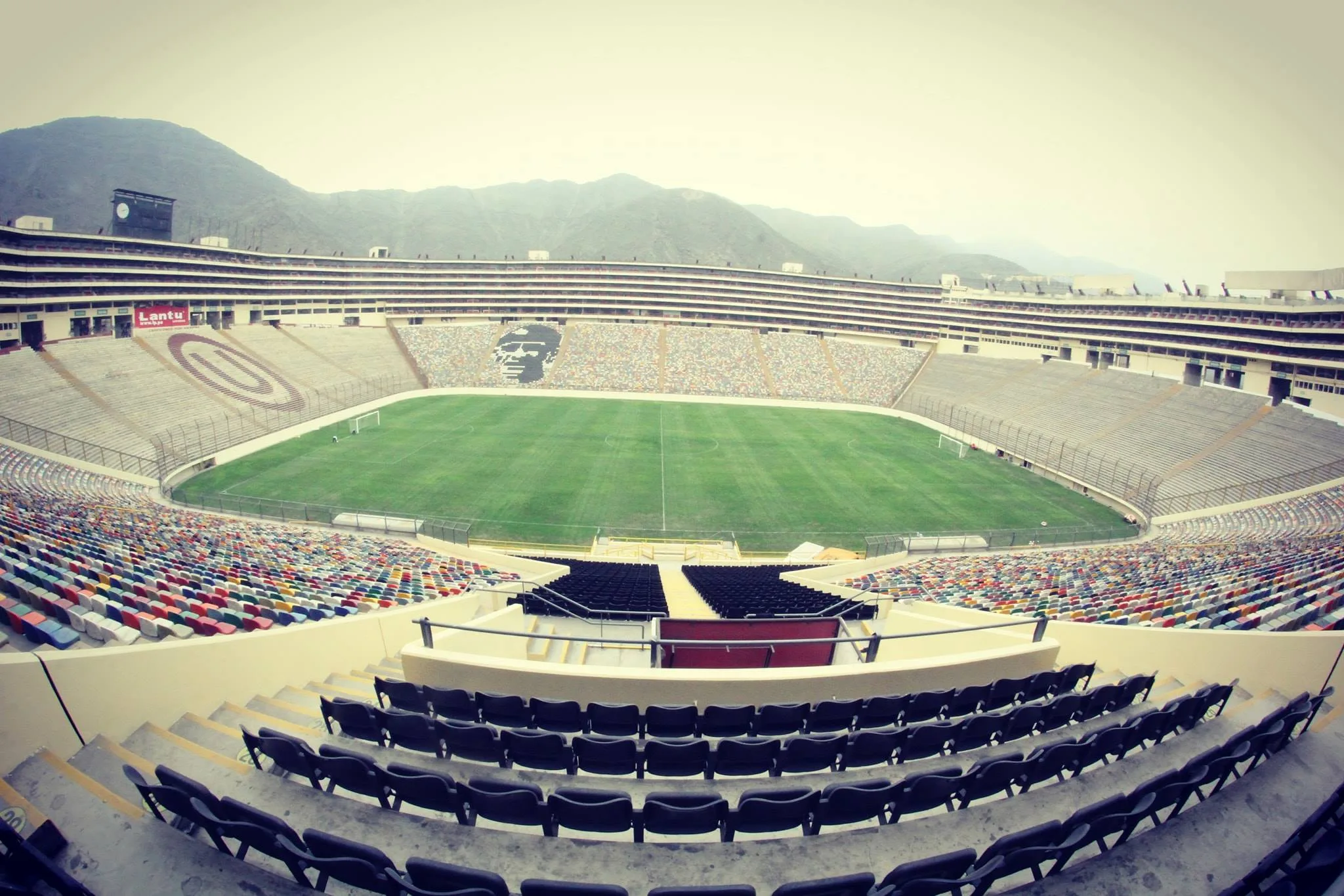 Conheça o Estádio Monumental “U”, o palco da final da Libertadores da América