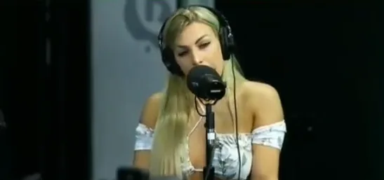 Torcedora admite que quis “viralizar” ao tirar a blusa na Arena e jornalista abandona programa ao vivo