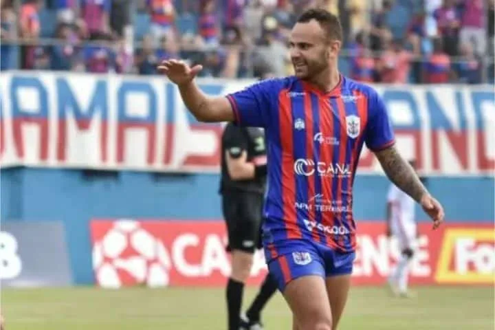 Klenisson celebra primeiro gol pelo Marcílio Dias e projeta “clássico” contra o Brusque: “É um time muito forte”