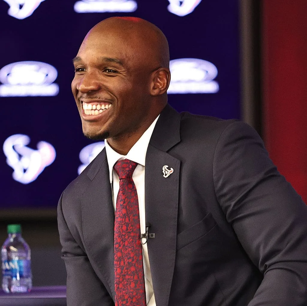 NFL: Texans contratam DeMeco Ryans para ser o técnico principal do time