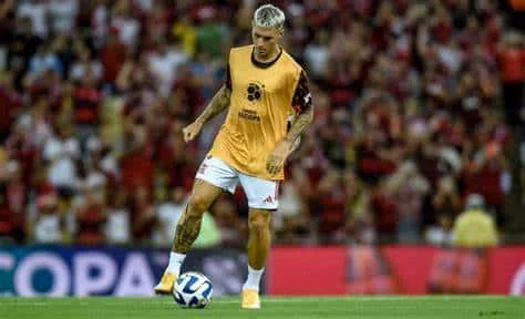 Prestes a enfrentar o Independiente del Valle, Flamengo inicia aquecimento no Maracanã