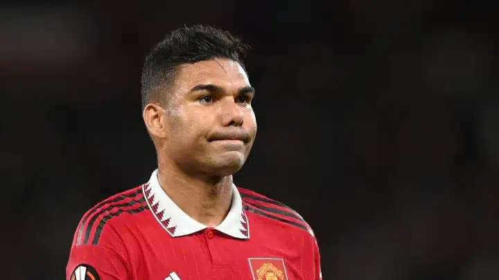 Ídolo no Manchester United, Scholes aponta substituto ideal para Casemiro durante suspensão
