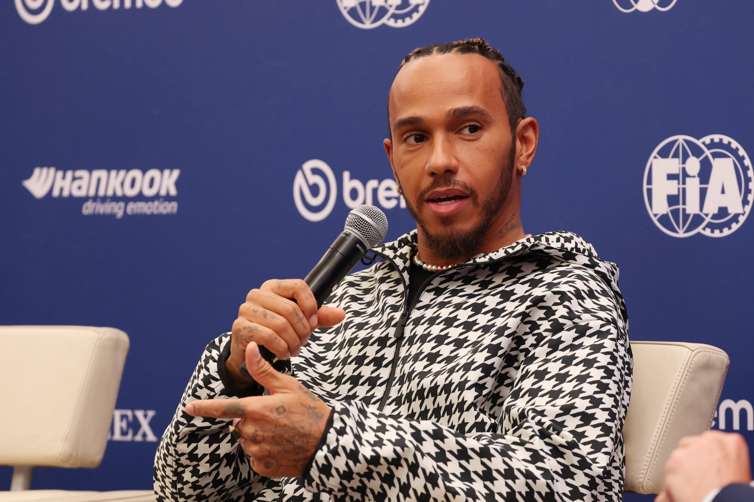 F1: Hamilton teve um encontro inesperado praticando surfe