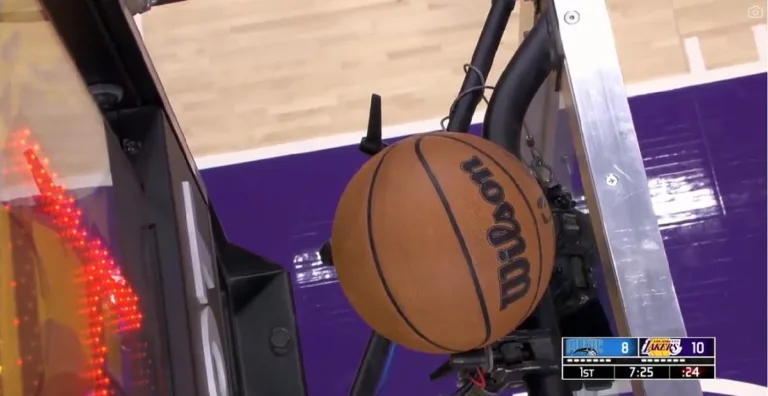 Lakers x Magic: LeBron James protagoniza  momento inusitado na partida; veja