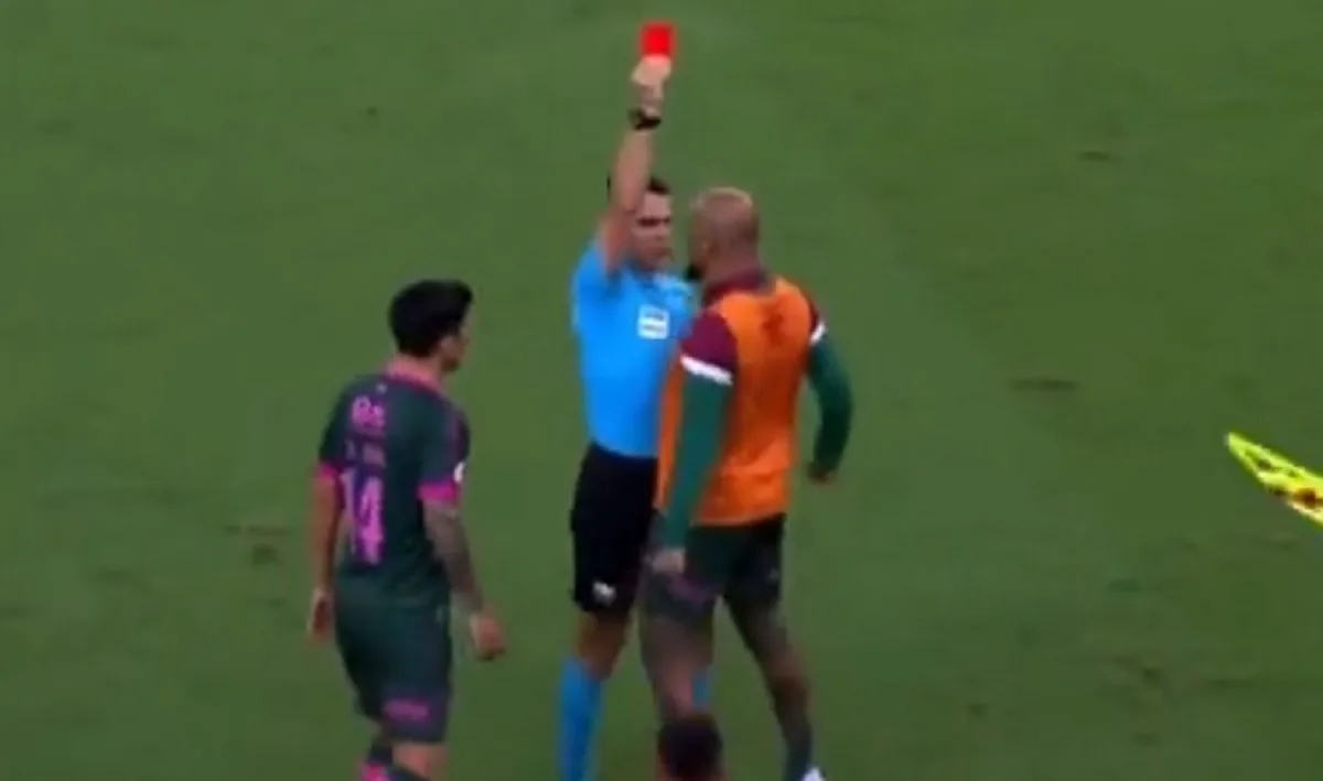 Fluminense x Corinthians: Felipe Melo perde a paciência, encara o árbitro e é expulso do confronto; veja
