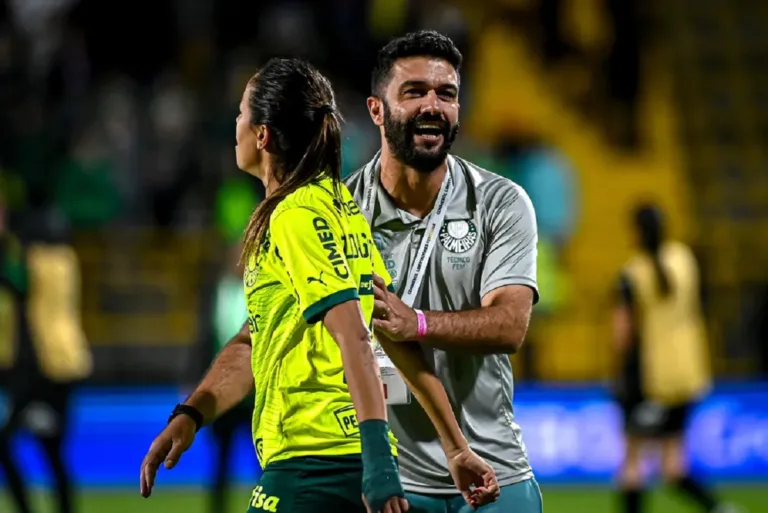 Técnico do Palmeiras projeta dérbi decisivo na Libertadores Feminina e brinca: “Corinthians ganhou três, né? Está bom”