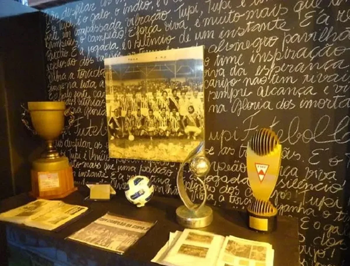 Troféus do Tupi-MG, que já jogou a Série B, são roubados da sede do clube