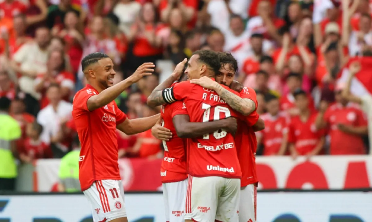 Internacional marca sete e afunda o Santos na zona do rebaixamento do Brasileirão