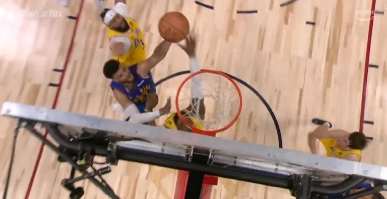 Nuggets x Lakers: Anthony Davis cresce em cima de Murray e aplica um super toco; veja