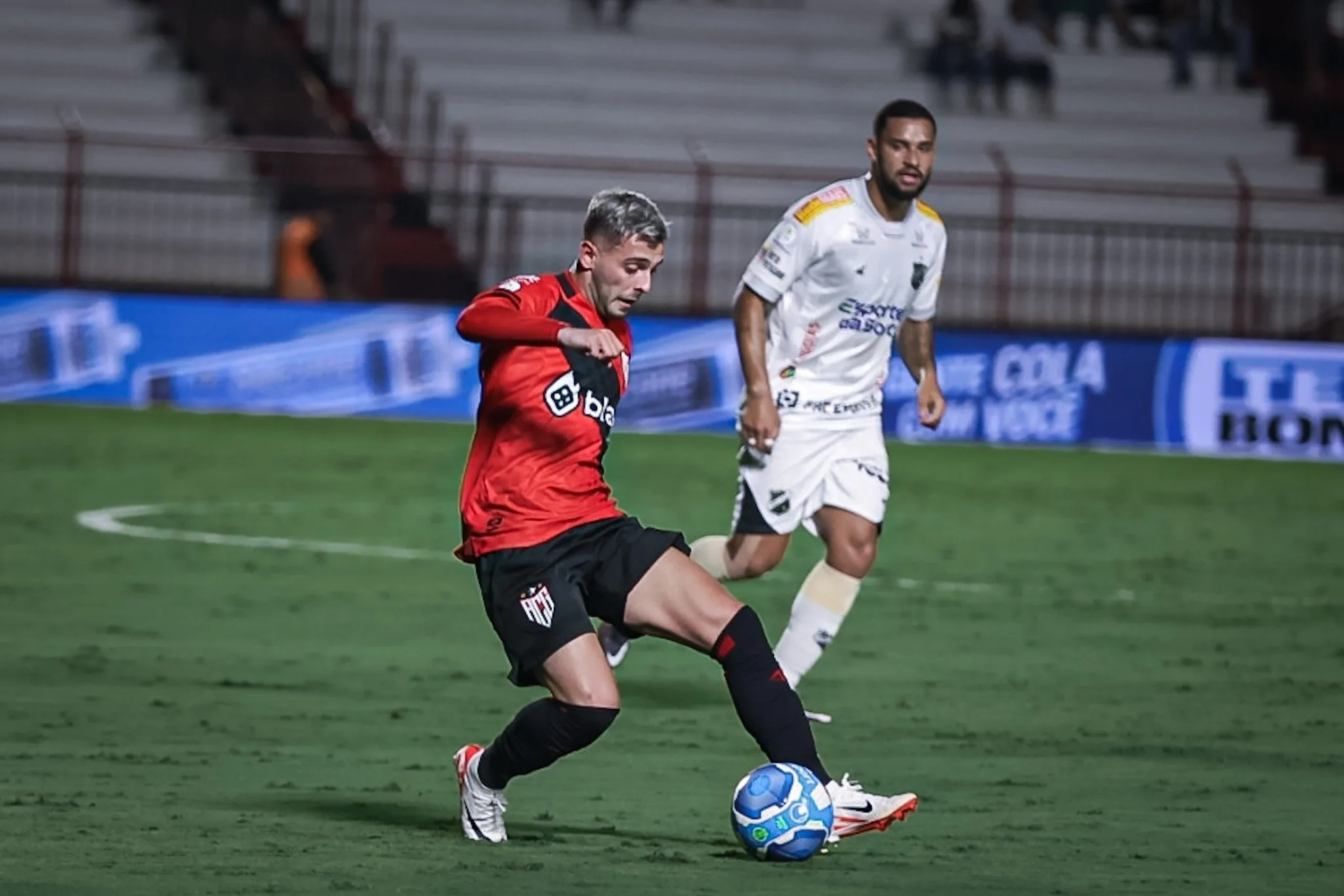 Em jogo movimentado, Atlético-GO vence o ABC e assume a vice-liderança do Brasileirão Série B