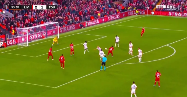 Liverpool não se abala com gol do Toulouse e busca mais dois no confronto; veja