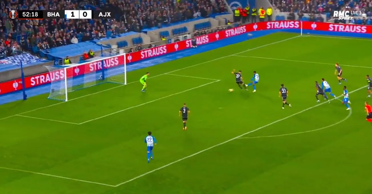 Brighton se beneficia do fraco desempenho do Ajax para marcar dois gols; assista