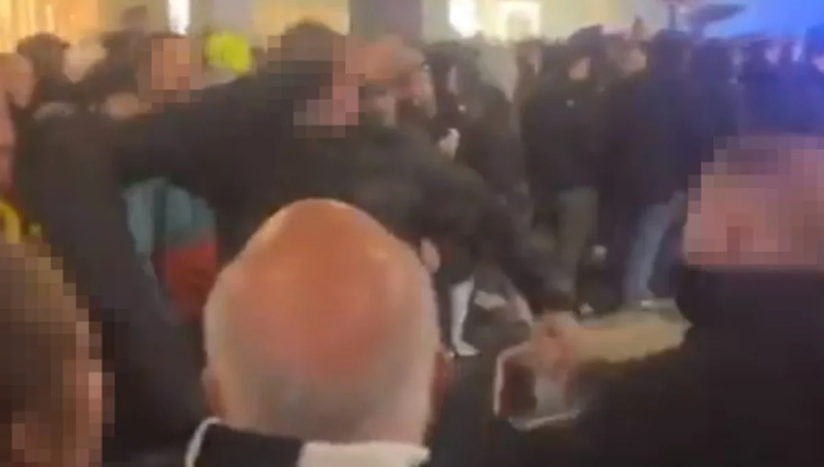 Torcedores se envolvem em tumulto antes do confronto entre Borussia Dortmund e Newcastle