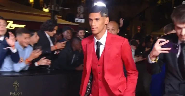 Luva de Pedreiro marca presença na cerimônia da Bola de Ouro, em Paris